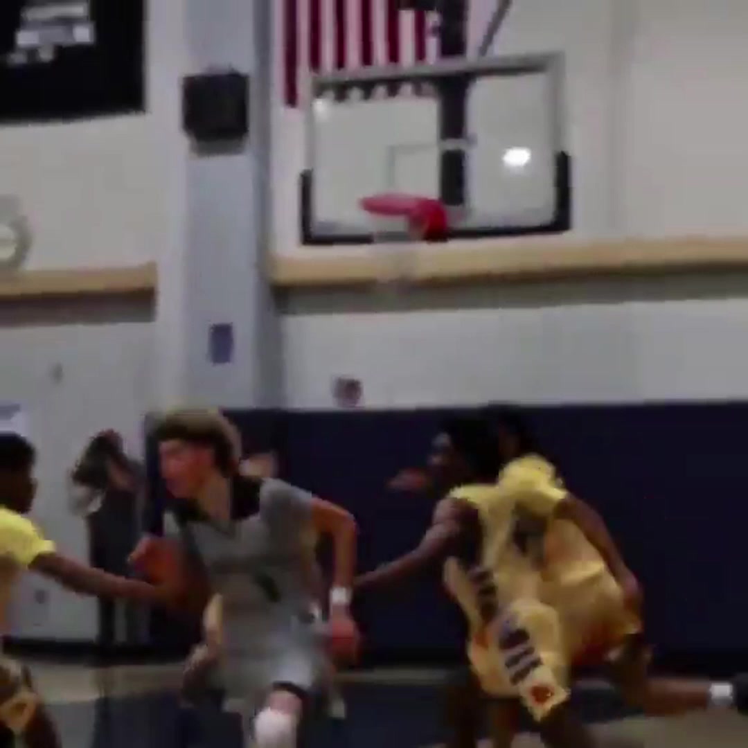 天赋尽显鲍尔高中时在五人包围网中命中三分